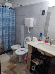 梅洛Casa, para máximo 6 personas的一间带卫生间和水槽的浴室