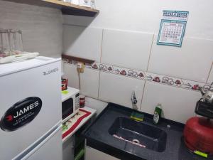 梅洛Casa, para máximo 6 personas的一间带水槽和冰箱的小厨房