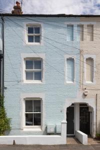 沃辛The Pride的街上有白色窗户的蓝色砖砌建筑