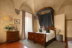 佛罗伦萨洛贾托迪赛维帝酒店的一间卧室配有一张床、梳妆台和镜子