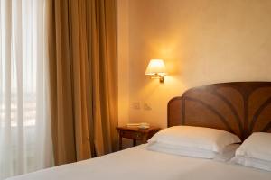 格拉多阿索托丽亚大酒店的酒店客房设有床和窗户。