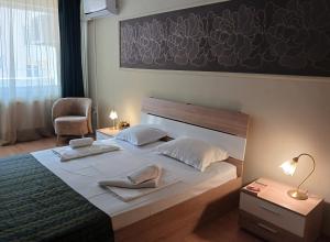 瓦尔纳索伯纳酒店的一间卧室配有一张床,上面有两条毛巾