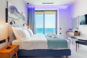 PalaiokastroRocca al Mare Seaside Villas的一间卧室设有一张大床和一个大窗户