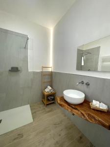 维耶斯泰Le Fronde Vieste的一间带水槽和镜子的浴室
