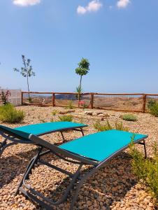 Los TablonesTropical Dreams Motril的海滩上的2个带蓝色垫子的蹦床