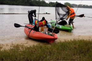 巴西富地Kayak D'bali Homestay的河上一群人