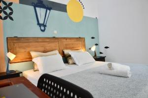 法鲁RIA Terrace的卧室配有一张带白色床单和枕头的大床。