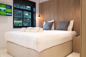 卑尔根Blooming Groepsaccommodatie的卧室配有一张大白色床和窗户