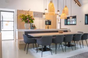 卑尔根Blooming Groepsaccommodatie的厨房配有大型木桌和椅子
