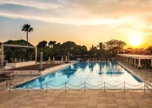 乌真托ROBINSON APULIA - All Inclusive的一座享有日落美景的大型游泳池