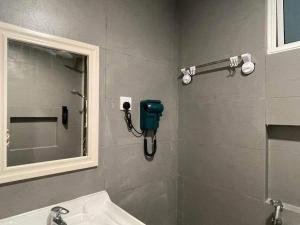 金宝Home Feel @ Superior Deluxe Room Champs Elysees的带淋浴的浴室,墙上配有电话