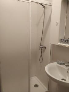 卡沃内拉斯Mar1的带淋浴和盥洗盆的浴室