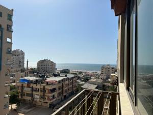 加沙See view rooftop apartment的阳台享有城市美景。