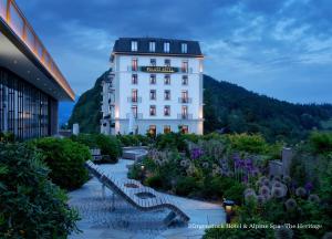 比尔根山Bürgenstock Hotel & Alpine Spa的建筑一侧有标志的酒店