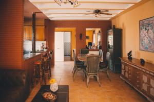 桑特佩尔佩斯卡多尔Casa Tati的厨房以及带桌椅的用餐室。