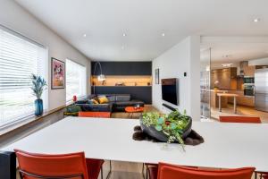 布鲁日Huis @ Sint Kruis的厨房以及带白色桌椅的起居室。