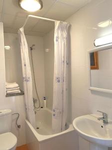 努奇堡Hostal Alt Llobregat的一间带水槽、卫生间和镜子的浴室