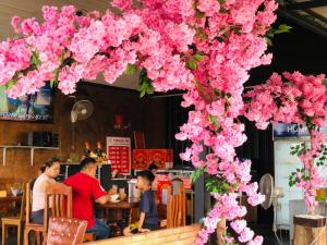 Ban Ton Liangกอบสุข รีสอร์ท2 k02的餐厅的一棵树上满是粉红色的花朵