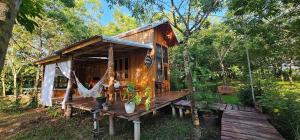 Ban Don KlangBaanraipoonwana Baanboonmak的小木屋 - 带甲板上的吊床