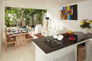 塞米亚克Yoga Villa的厨房以及带桌椅的起居室。