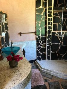 ShimoniRoom in Villa - 38m2 Turtle Suite in a 560 m2 Villa, Indian Ocean View的一间带水槽和石墙的浴室