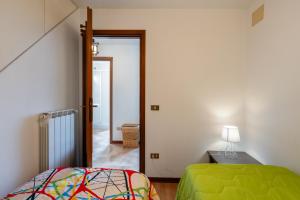 PrataccioCasa Mary的一间卧室设有一张床,门通往走廊