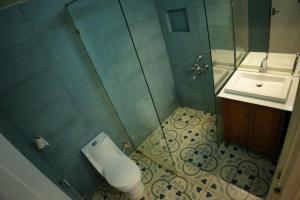 瓦尔卡拉Cascara Beach Resort的带淋浴、卫生间和盥洗盆的浴室