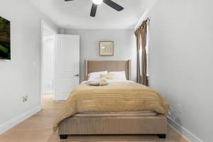 休斯顿Villa De Briley的一间卧室配有一张床和吊扇