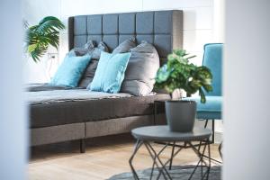 斯图加特Das CRAZY MONKEY LOFT mit 100qm & Summerlounge的一间卧室配有一张带蓝色枕头的床和一张桌子