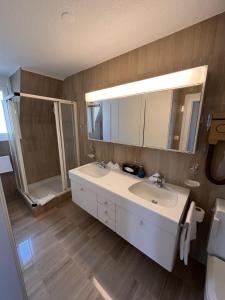 卢塞恩德拉帕斯酒店的浴室配有白色水槽和淋浴。