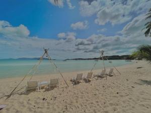 班拉克海滩桑姆伊海岸宾馆的坐在海滩上的一组椅子