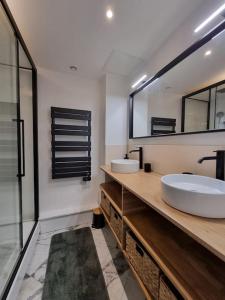 索米尔Superbe duplex La Verrière chic, cosy et spacieux的一间带两个盥洗盆和大镜子的浴室