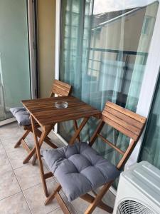 索非亚斯提万伊斯卡酒店的阳台上配有一张木桌和两把椅子