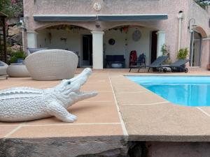 蒙托鲁VILLA MARILIS的海星雕像坐在游泳池旁的天井上