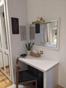 卢斯Heather Cottage Luss的一间带白色柜台和镜子的浴室