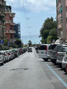 热那亚Lido Blu的路边停车场,有车停放