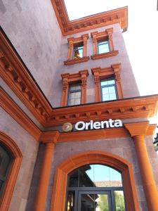 久姆里Orienta Hotel Gyumri的办公室大楼的入口,上面有标志