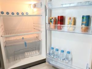 DerouaCosy appartement proche de l'aéroport mohamed 5的配有瓶装水的开放式冰箱