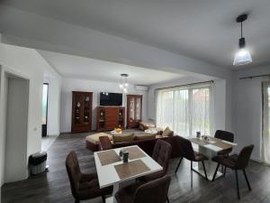 DumbrăviţaArmins's Residence 2 - Villa的客厅配有沙发和桌子