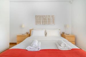 雅典The HostMaster Luminous Elite Estate的一间卧室配有带毛巾的床