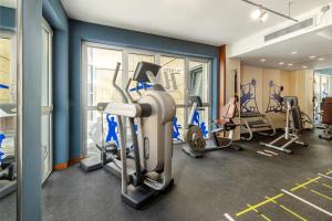 因佩里亚罗西尼阿堤亚托酒店的健身房设有数台跑步机和健身器材