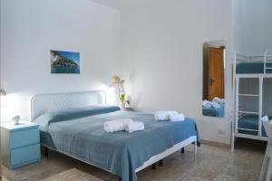 马蒂纳塔Residence Adriatico的一间卧室配有一张床,上面有两条毛巾