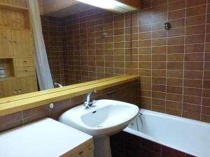 莱斯奥琉斯Appartement Méribel, 2 pièces, 6 personnes - FR-1-411-9的浴室配有盥洗盆和浴缸。