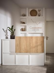拉加纳斯Cassiopeia Rooms & Suites的配有木制柜台的客房内的白色桌子