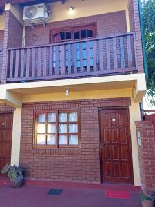 伊瓜苏港Alojamiento céntrico florida的带阳台和2扇门的房子
