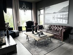 GrenivíkBlack pearl - Villa with a view的客厅配有真皮沙发和茶几