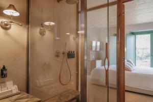 加比切马莱Hidden Gabicce的带淋浴的浴室和玻璃门