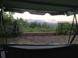 Villanueva del CondeAn'Ca' La Pura的从帐篷内可从窗户欣赏美景