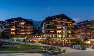 克洛斯特斯瑟纽斯Seven Alpina Boutique Hotel的山地度假酒店内的酒店