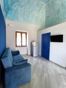 特拉蒙蒂Casale Forno Vecchio的客厅设有蓝色的沙发和蓝色的门
